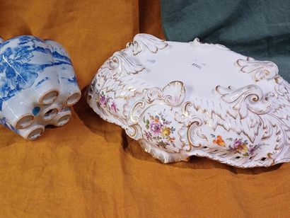 Corbeille en porcelaine à décor polychrome...