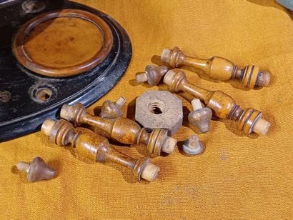 Set including :
- a silver napkin ring. Minerve...