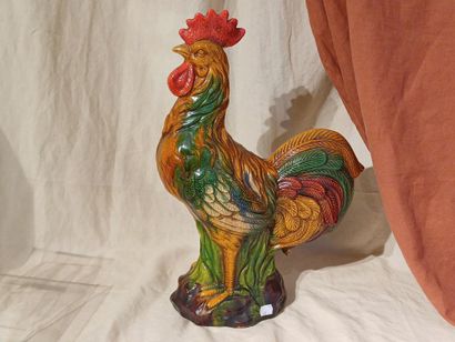 Coq en barbotine à décor polychrome au naturel....