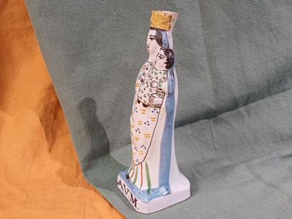 Vierge à l'enfant en faïence à décor polychrome...