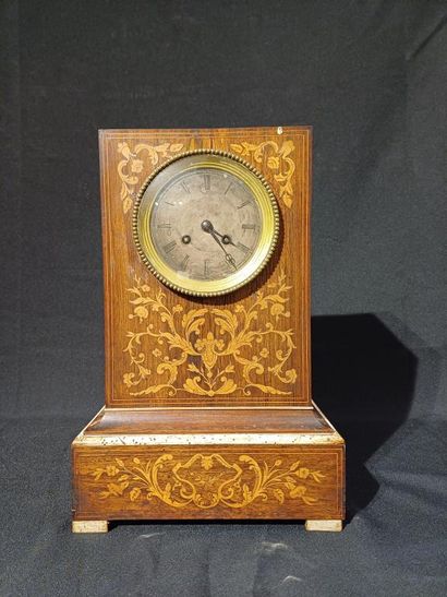 Pendule quadrangulaire en bois de placage...