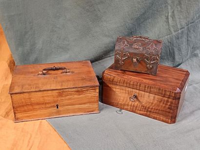 Ensemble de trois coffrets :
- en bois à...
