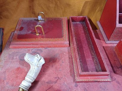 Nécessaire de bureau en cuir rouge à décor...
