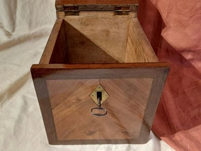 Veneered wood and varnished amaranth veneer...