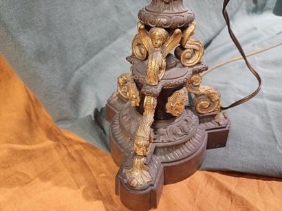 Pied de lampe en bronze doré et marbre noir...
