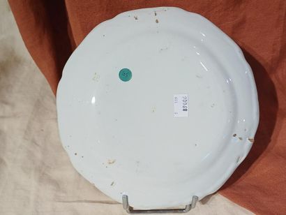 Assiette à bord contourné en faïence à décor...