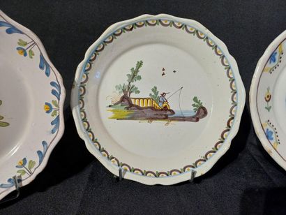 NEVERS et divers 
Suite de quatre assiettes...
