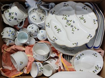 Parties de service en porcelaine à décor...