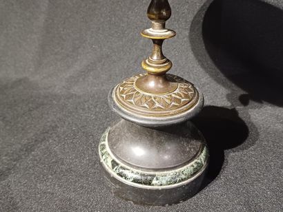 Paire de coupes en métal doré à décor de...