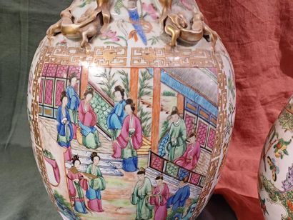 CHINA, Canton - 20th century 
Two porcelain...