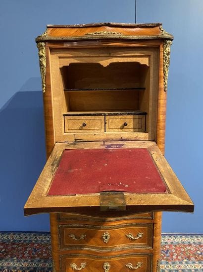 Semainier in veneered wood with frieze decoration,...
