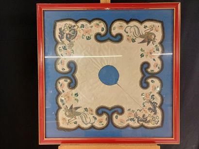CHINA
Embroidered silk collar decorated with...