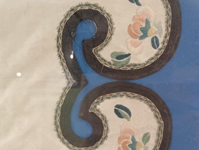 CHINA
Embroidered silk collar decorated with...