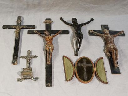 Ensemble de six Christ en bois, métal et...