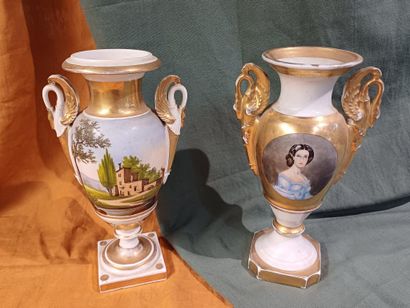 PARIS
Deux vases balustres sur piédouche...