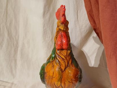 Coq en barbotine à décor polychrome au naturel....