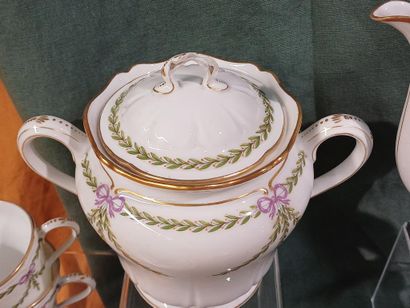 E. BOURGEOIS PARIS
Service à café en porcelaine...