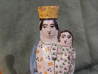 Vierge à l'enfant en faïence à décor polychrome...