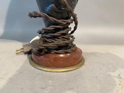 Vase à deux anses feuillagées en régule à...