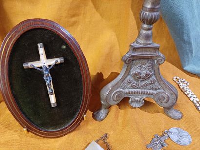 Grand crucifix en métal doré, reposant sur...