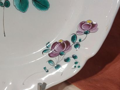 Assiette à bord contourné en faïence à décor...