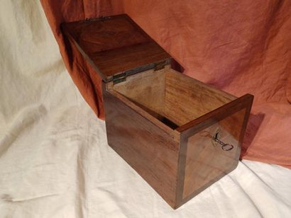 Veneered wood and varnished amaranth veneer...
