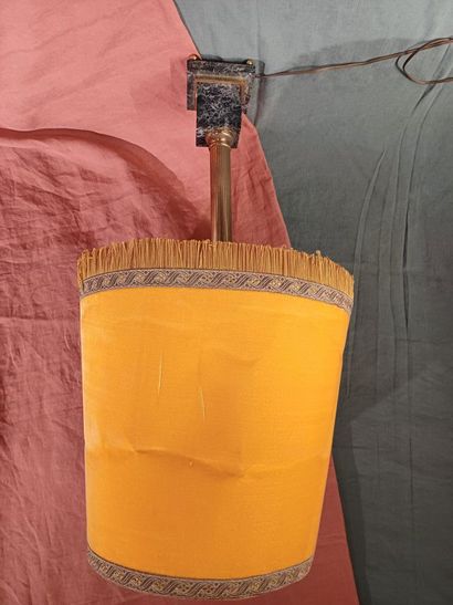 Pied de lampe en laiton à décor d'une colonne...