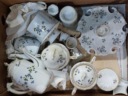 Parties de service en porcelaine à décor...