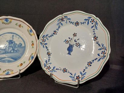 NEVERS et divers 
Suite de quatre assiettes...