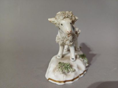 Sujet représentant un bouc en porcelaine...
