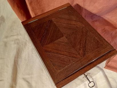 Veneered wood and varnished amaranth veneer...