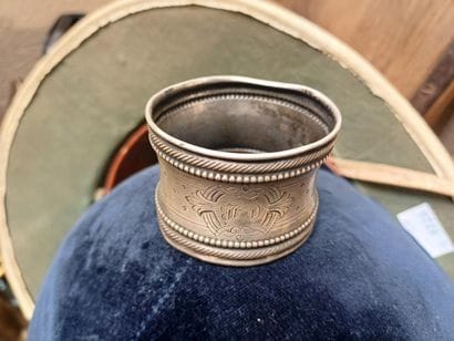 Set including :
- a silver napkin ring. Minerve...