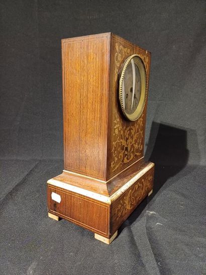 Pendule quadrangulaire en bois de placage...