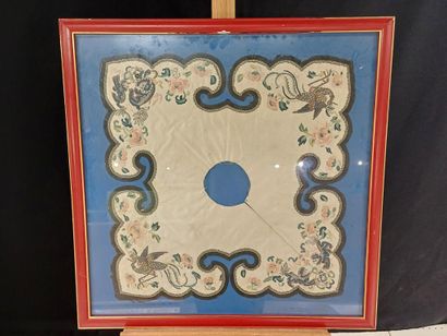 CHINA
Embroidered silk collar decorated with...
