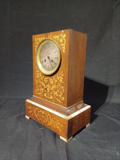 Pendule quadrangulaire en bois de placage...