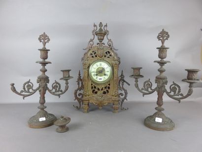 Garniture de cheminée en régule, la pendule...