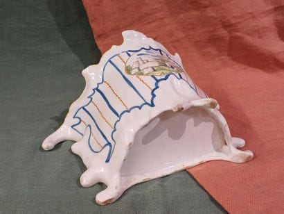 MIDI
Bouquetière d'applique de forme mouvementée...