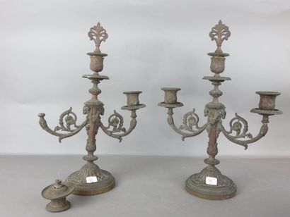 Garniture de cheminée en régule, la pendule...