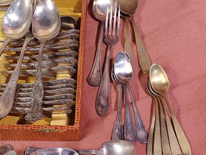 Set including :
- Mismatched silver-plated...