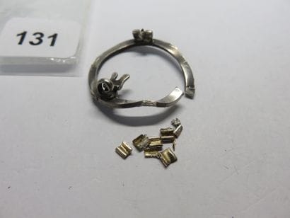 Gold and Silver - Brooch debris, 0.40 g gold...