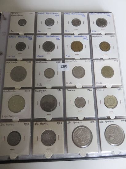 Monnaies - Collection de 270 monnaies étrangères...