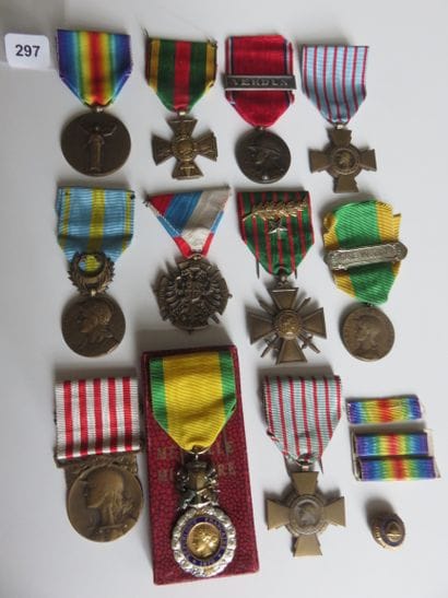 Militaria - Lot de 11 Décorations militaires,...