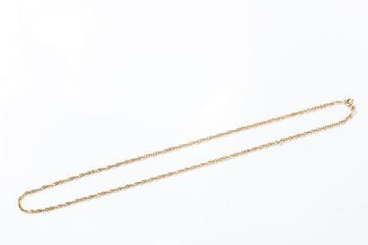 Twisted link chain in yellow gold. Spring-ring...