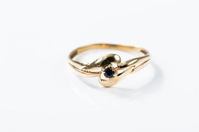 Yellow gold ring set with a sapphire.
TD57...
