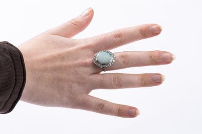Gold ring adorned with a large opal (16 x...