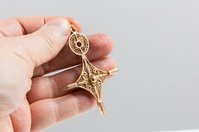 Large Agadez cross in yellow gold with filigree...