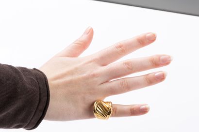 POIRAY 
Important curved ring in yellow gold...