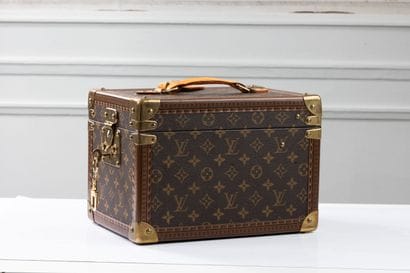 LOUIS VUITTON
Vanity case in monogram canvas...