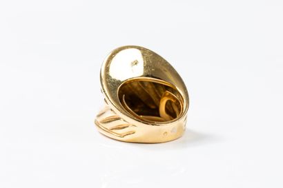 POIRAY 
Important curved ring in yellow gold...