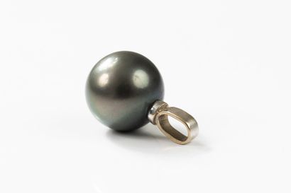 Pendant adorned with a large 16.1 mm Tahitian...